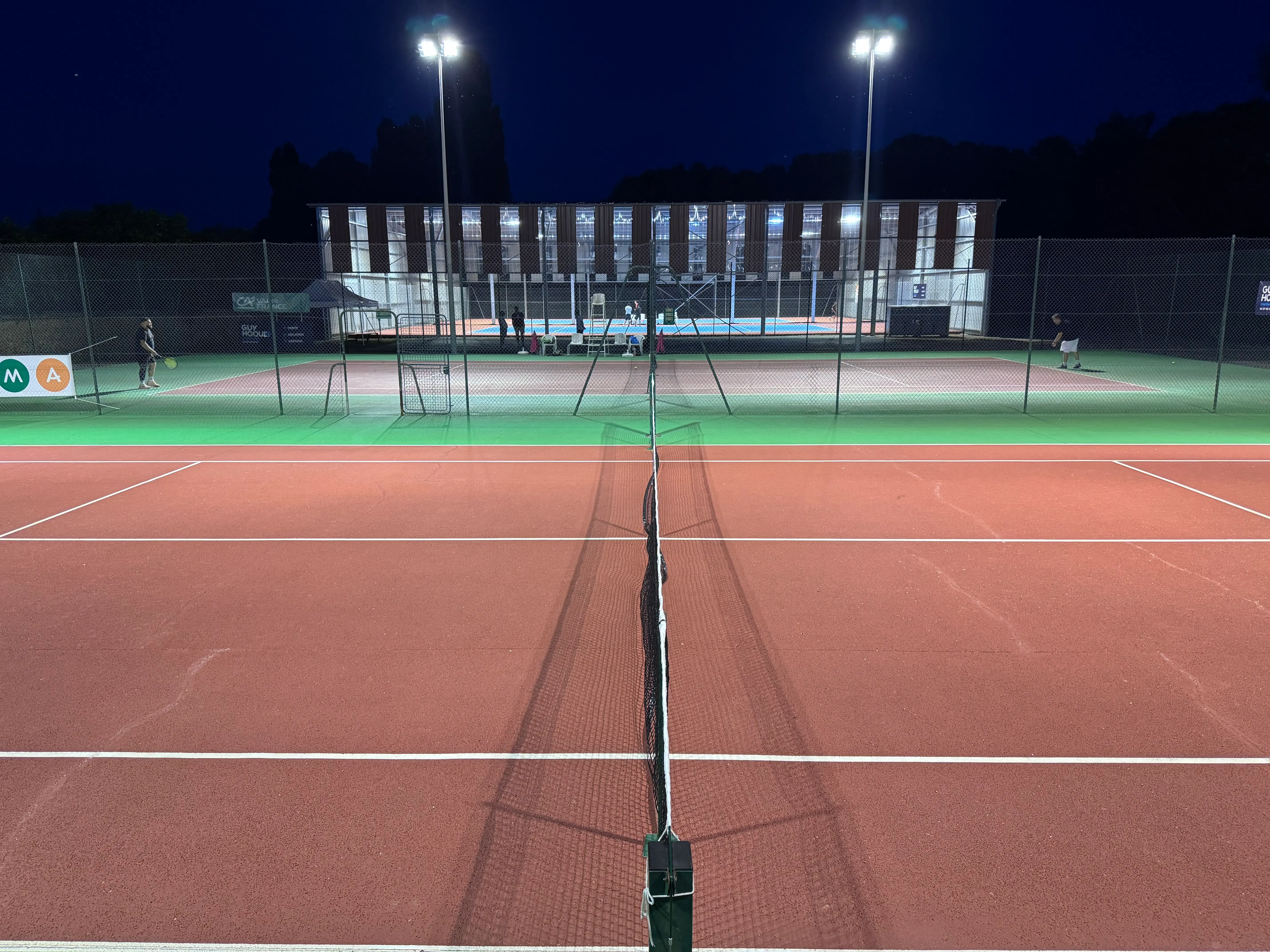 courts de nuit éclairé