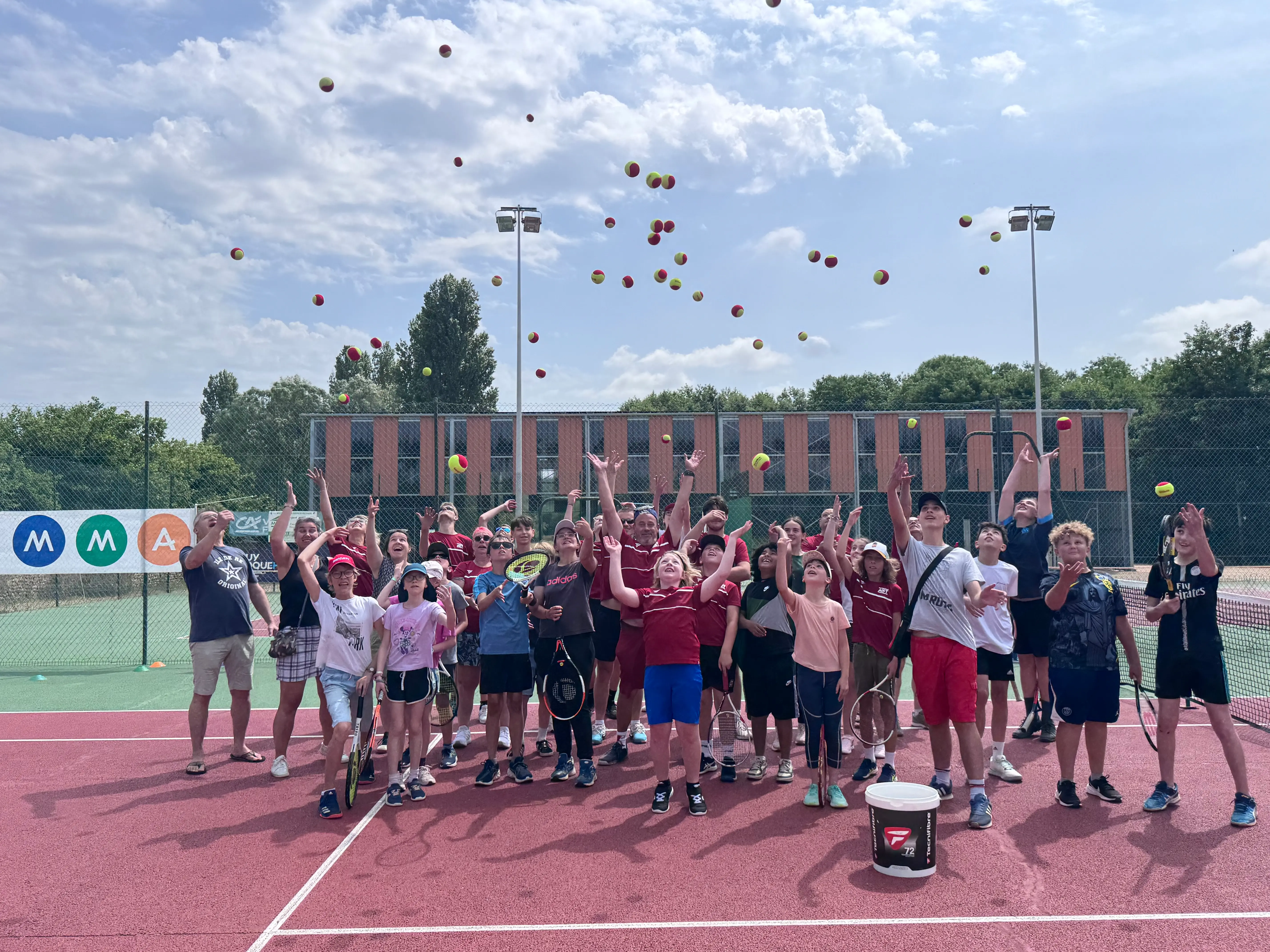 Jeter des balles dans membres du club