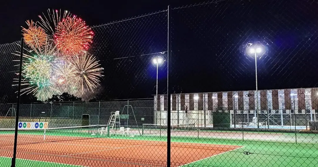 Terrain de tennis le soir avec un feu d'artifice