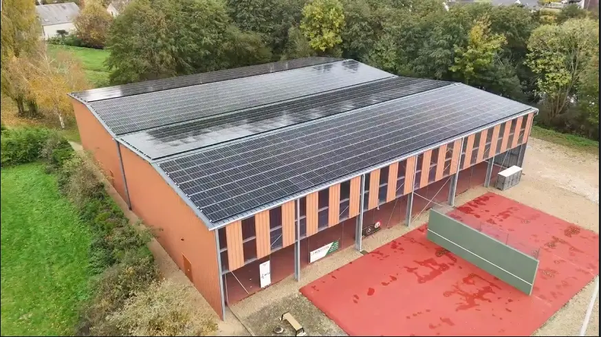 Terrain de tennis numero 3 et 4 filmer par un drone